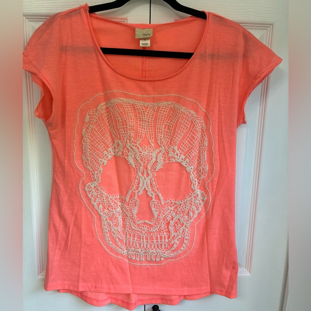 Coral Tee with White Lace Skull. Daytrip